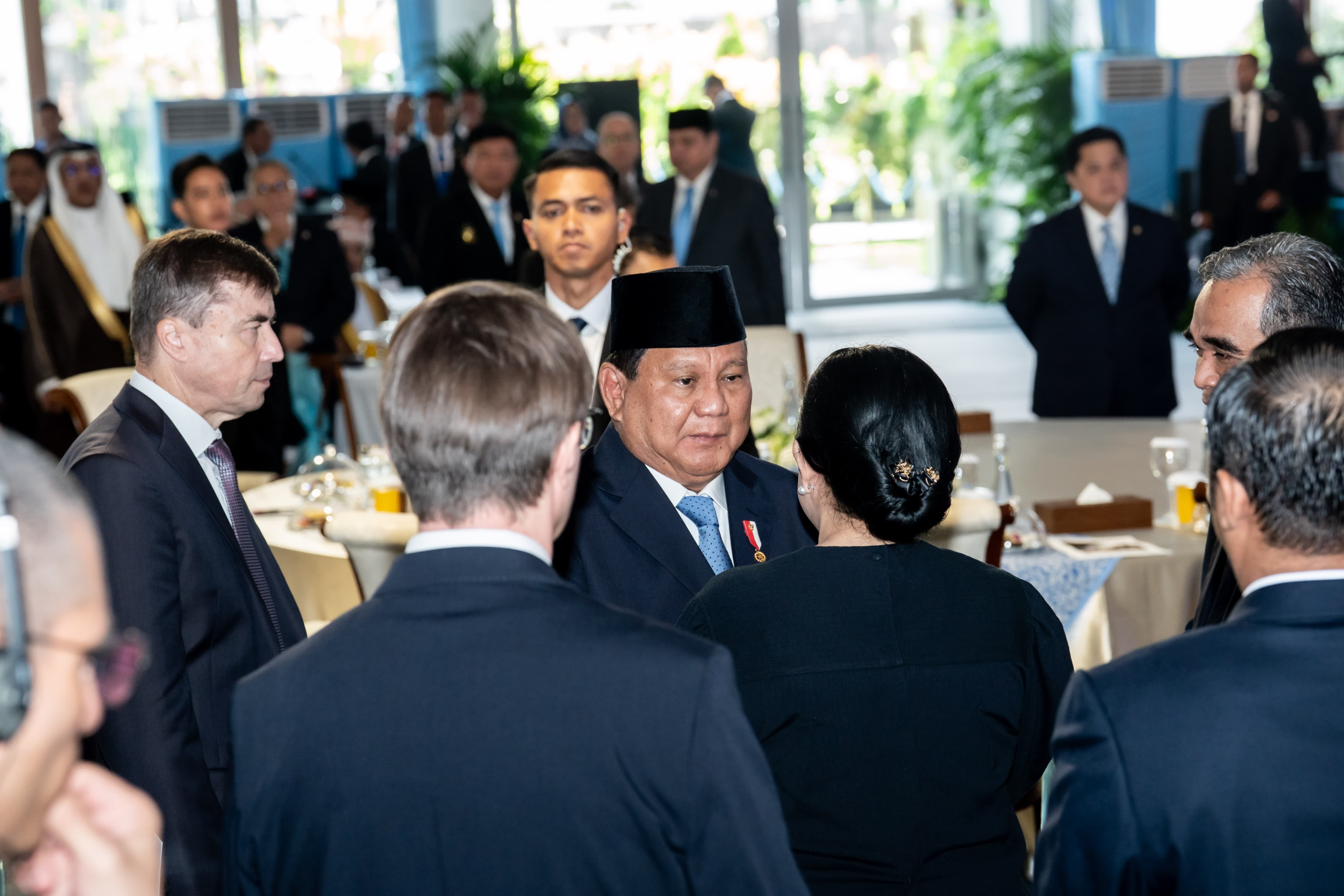 Presiden Prabowo Subianto menyalami Ketua DPR Puan Maharani di Istana Merdeka (BeritaNasional/istimewa)