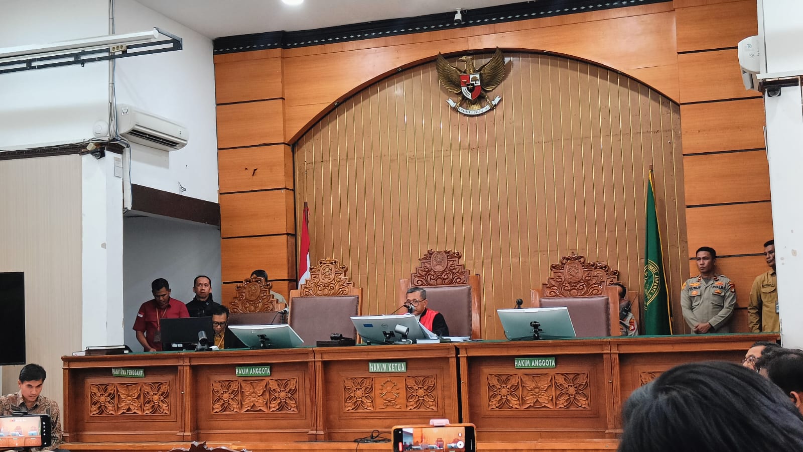 Suasana sidang putusan Praperadilan tersangka Hasto Kristiyanto di PN Jaksel. (BeritaNasional/Bachtiarudin Alam)