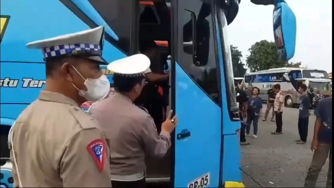 Polisi menindak bus telolet dalam Operasi Keselamatan Jaya 2025. (Beritanasional/Bachtiarudin Alam)