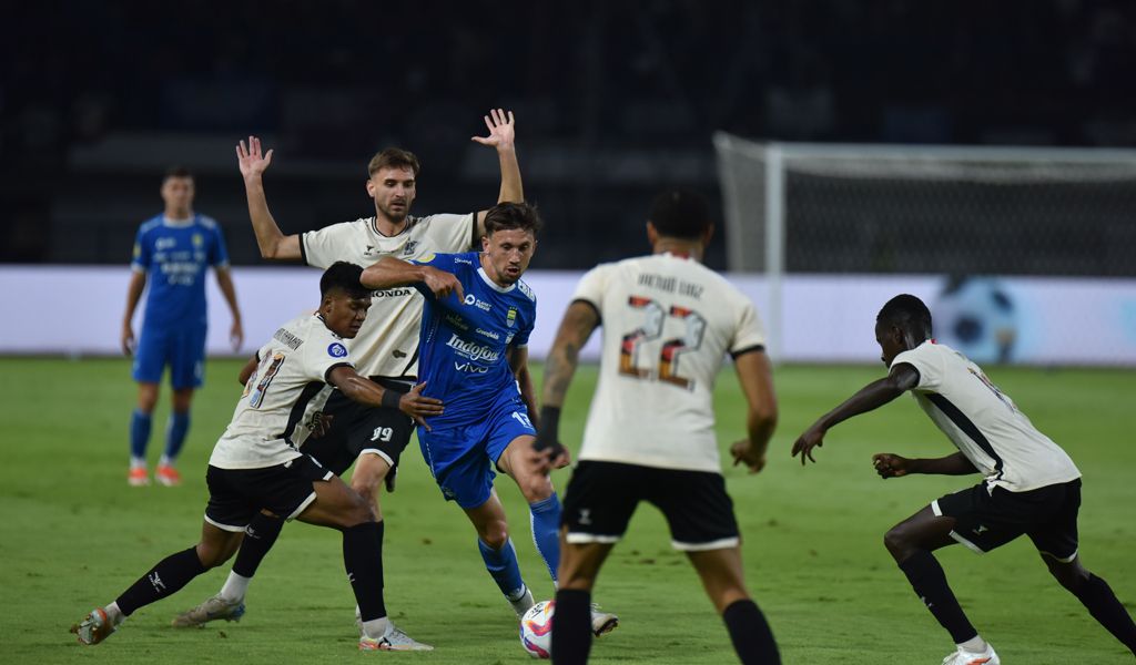 Gelandang Persib Mateo Kocijan dikepung para pemain PSM Makassar pada pertandingan pekan ke-21 Liga 1 di Stadion GBLA, Sabtu, 1 Februari 2025. (Foto/persib.co.id)