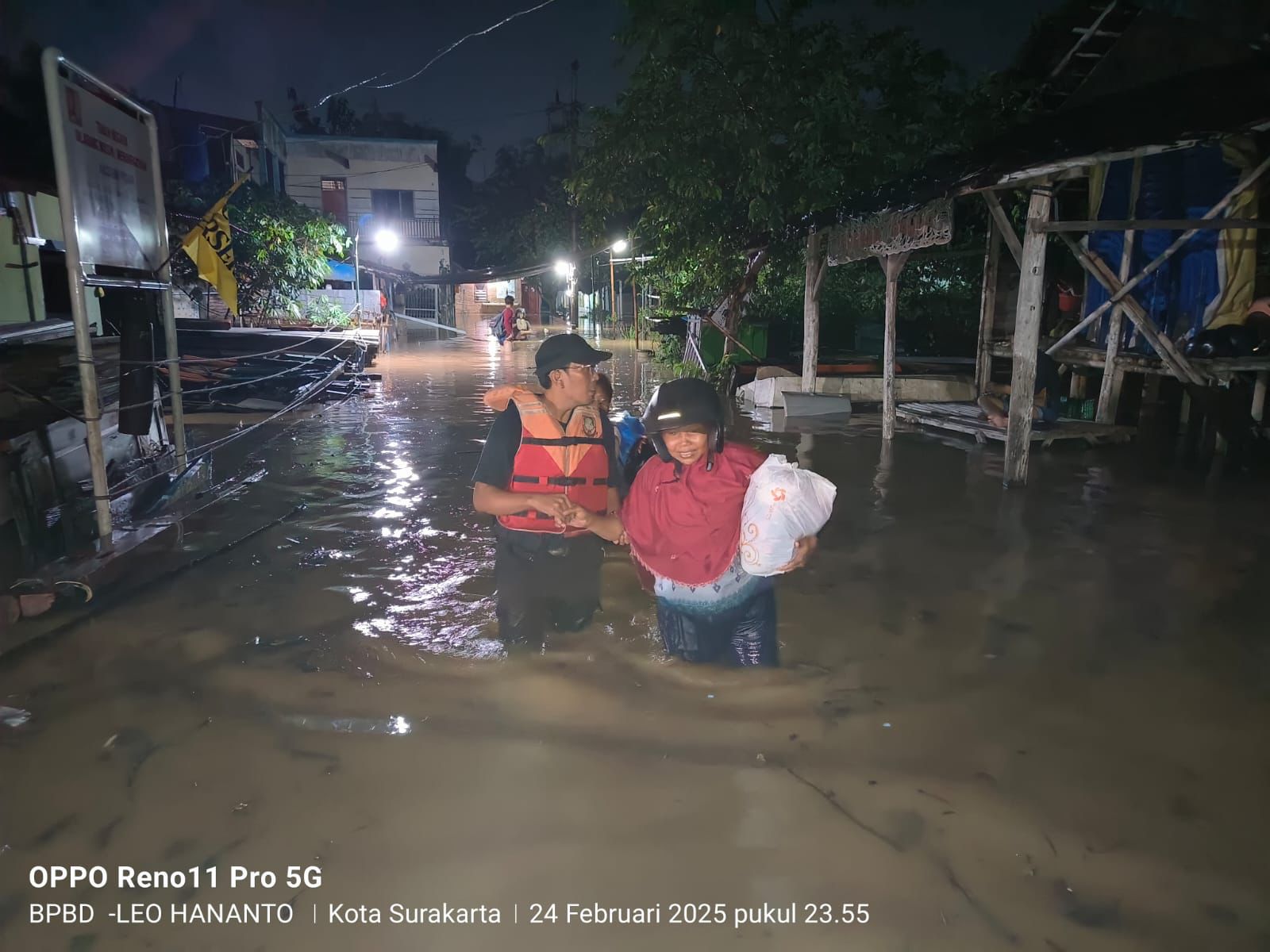 Salah satu warga dievakuasi dari banjir. (BeritaNasional/BNPB)