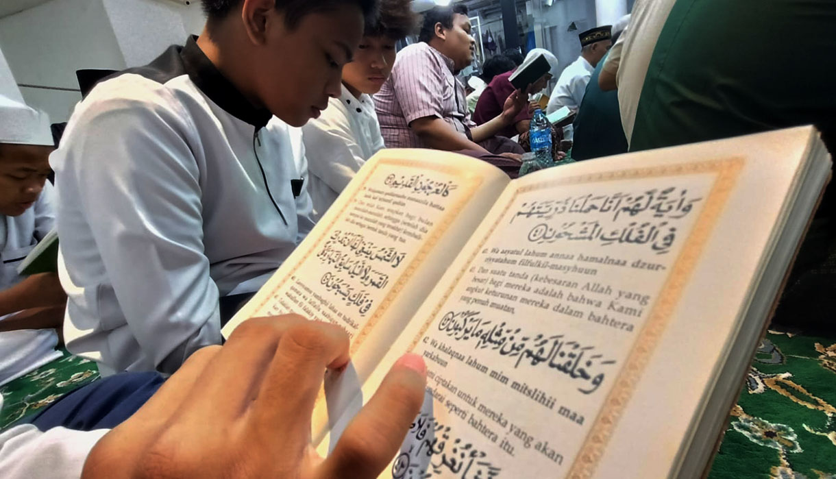 Umat Isalam membaca surah Yasin saat melaksanakan ibadah pada malam Nisfu Syaban 15 Syaban 1446 Hijriah di Nurul Huda, Menteng, Jakarta, Kamis (13/2/2025).(Beritanasional.com/Oke Atmaja)