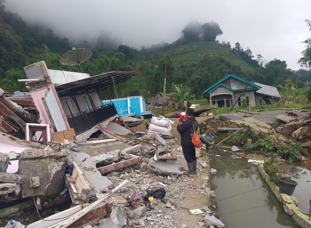 Bangunan rumah hancur akibat fenomena tanah bergerak (BeritaNasional/BNPB)