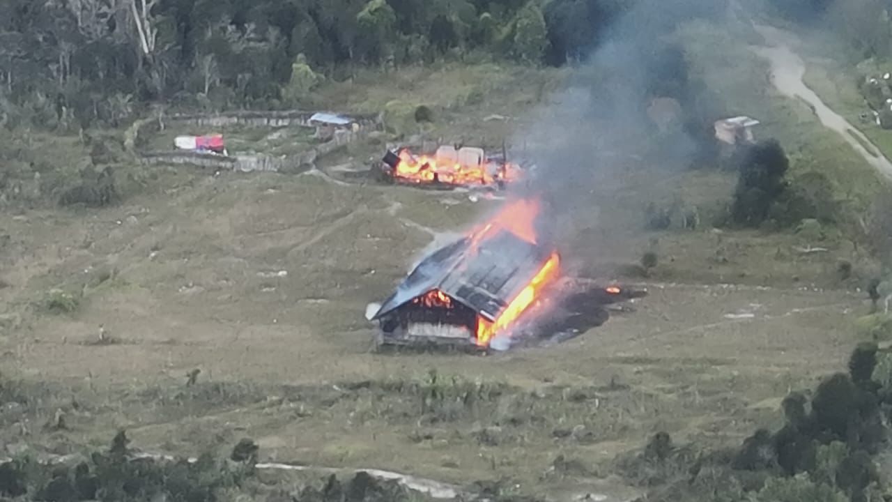 Anggota KKB Bakar 4 Bangunan di Papua Tengah. (Foto/istimewa).