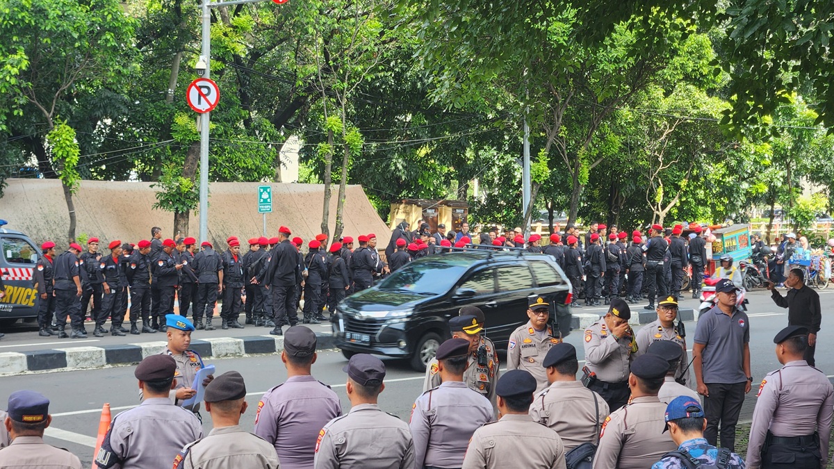 Ratusan Pasukan Cakra Buana Sambangi KPK. (BeritaNasional/Panji).