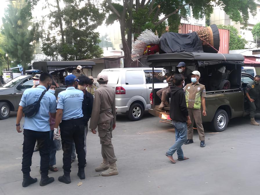 Petugas Satpol PP menertibkan pemerlu pelayanan kesejahteraan sosial (PPKS). (Foto/Beritajakarta).