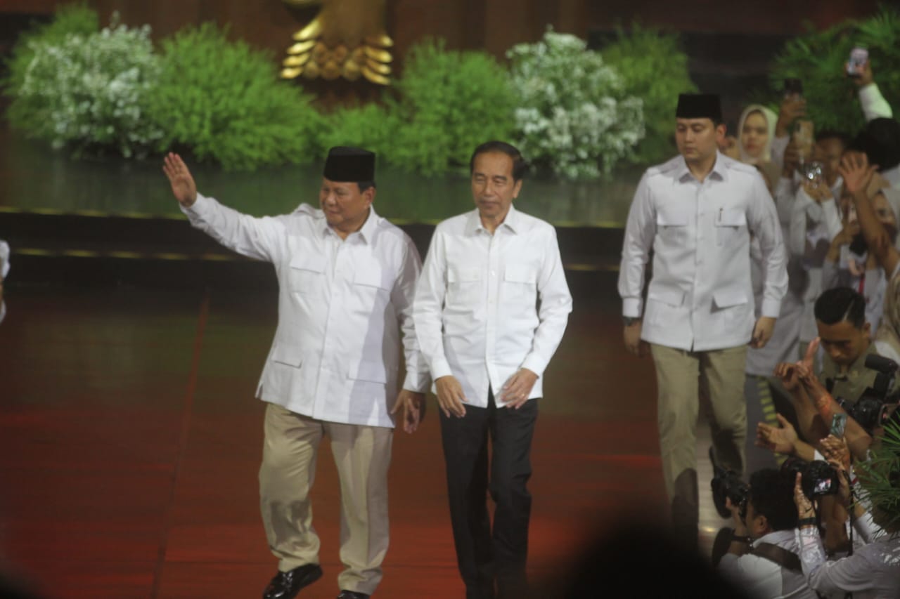 Presiden Prabowo Subianto (kiri) berjalan bersama mantan Presiden Joko Widodo saat perayaan HUT Ke-17 Gerindra. (BeritaNasional/Oke Atmaja)