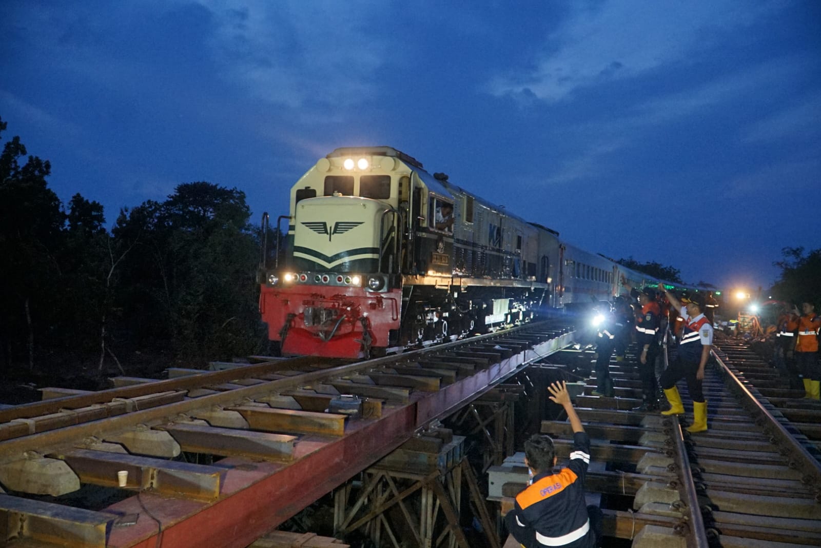 Kereta api melintas rel kereta di antara Stasiun Gubug-Karangjati. (Foto/Istimewa)