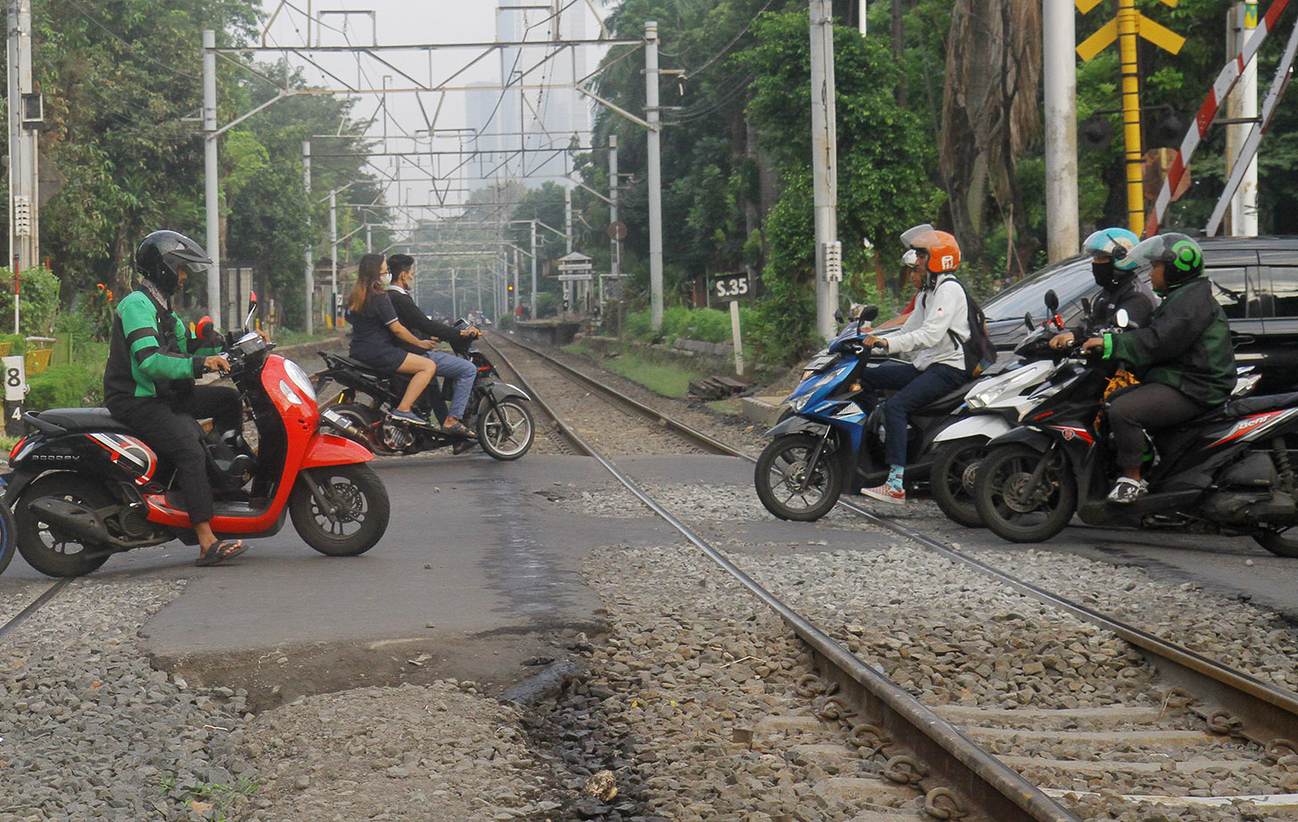 Perlintasan kereta api. (BeritaNasional/Oke Atmaja).