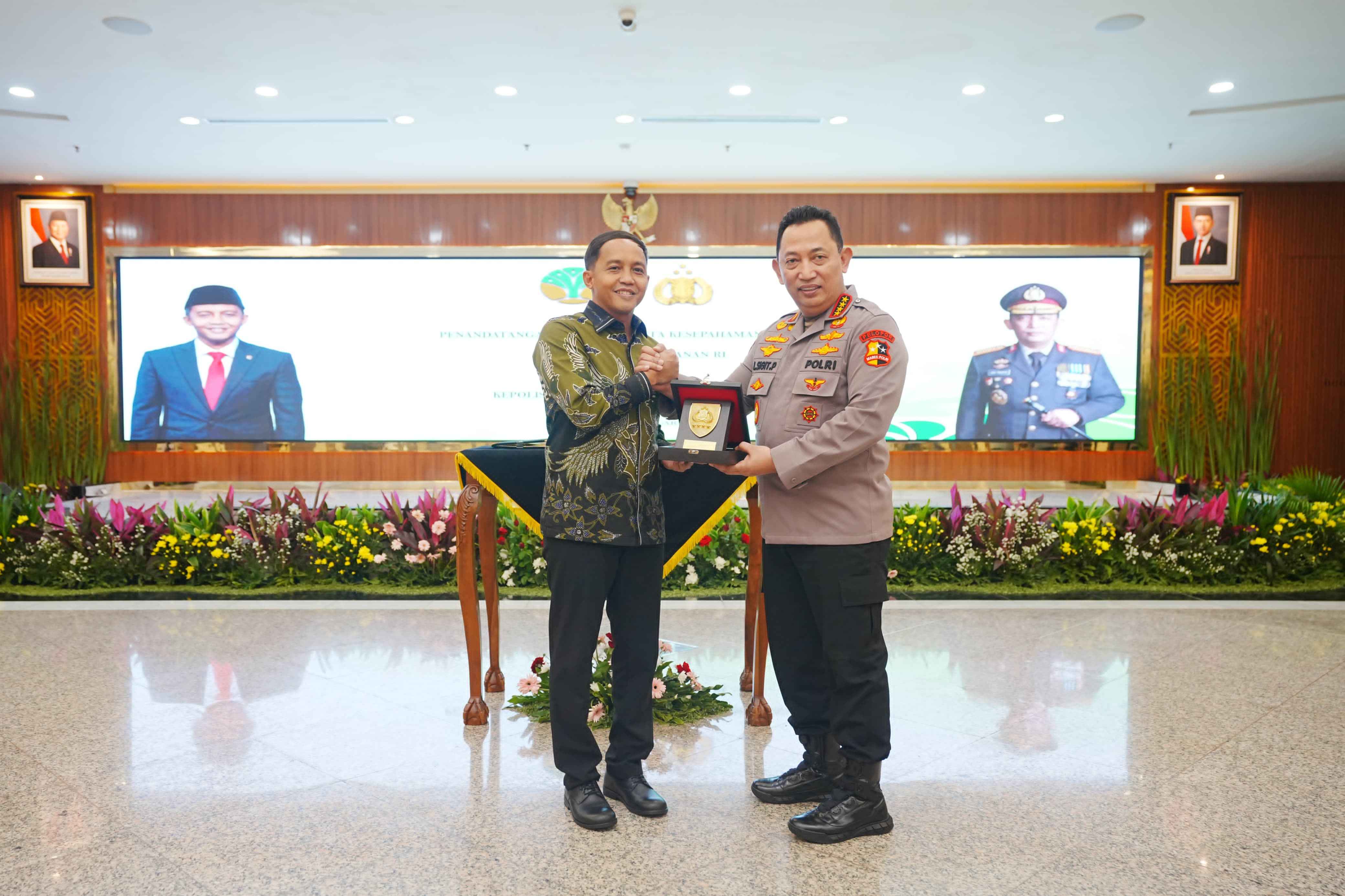 Kapolri dan Menhut Bertemu. (Foto/Humas Polri).