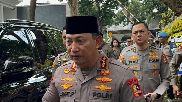 Kapolri Melayat ke Rumah Duka Eks Wakapolri Syafruddin Kambo. (Foto/Istimewa).