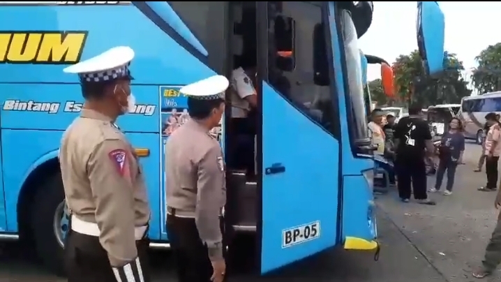 Sopir Bus di Terminal Kalideres Diminta Copot Klakson Telolet oleh Polisi. (Foto/Istimewa).