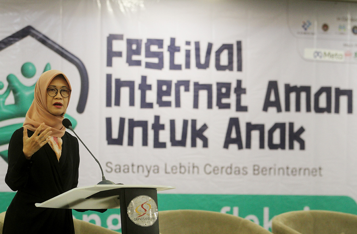 Deputi Bidang Koordinasi Peningkatan Kualitas Keluarga dan Kependudukan Kemenko PMK Woro Srihastuti memberikan paparan dalam acara refleksi Safer Internet Day 2025 di Jakarta, Kamis (27/2/2025).(Beritanasional.com/Oke Atmaja)