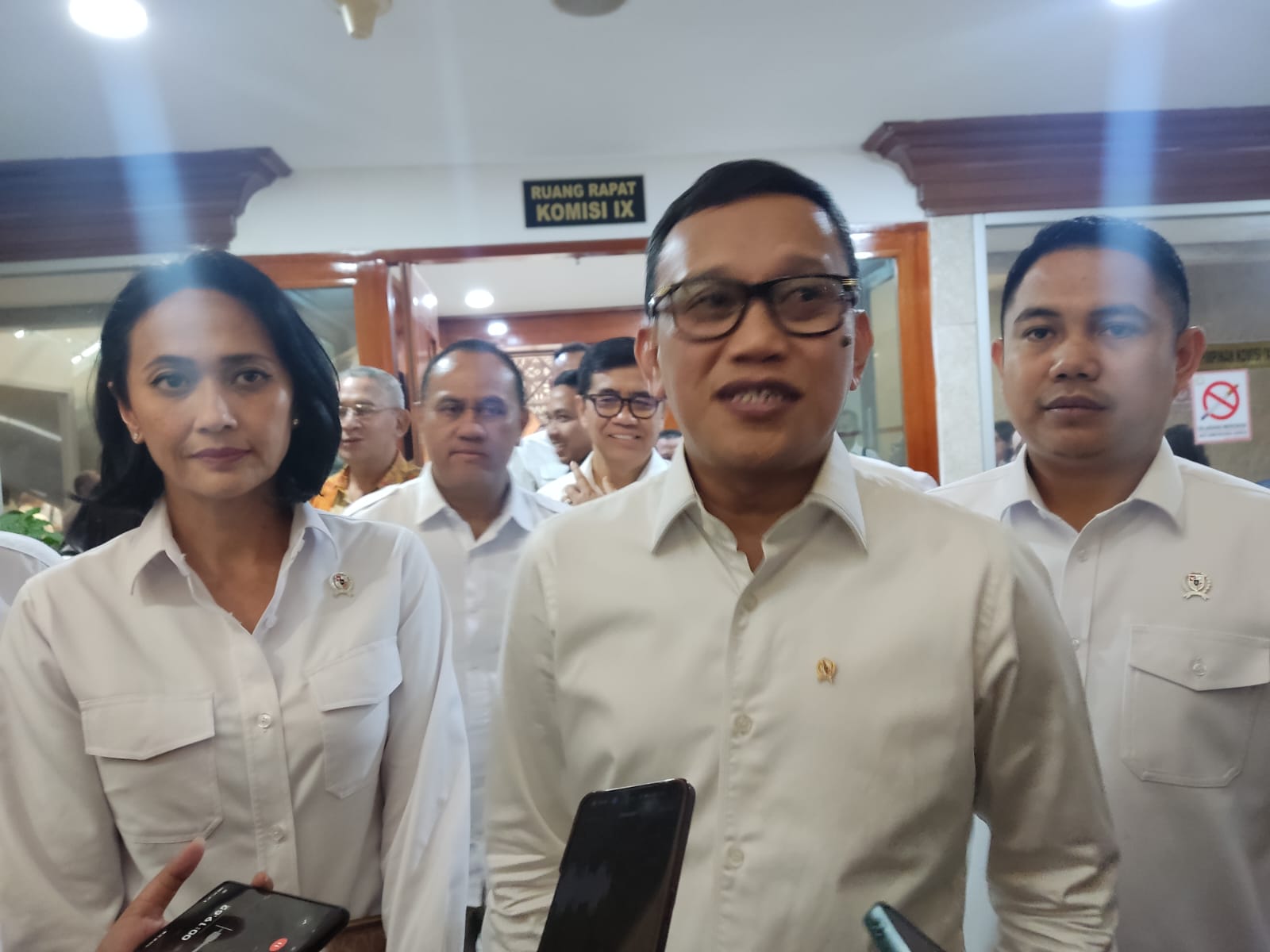 Menteri P2MI Abdul Kadir Karding (tengah) saat diwawancarai. (BeritaNasional/Ahda)