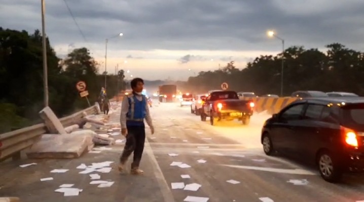 Kertas dan Kasur Berserakan, Begini Kronologi 2 Truk Terlibat Kecelakaan di Tol Cipularang. (Foto/istimewa).