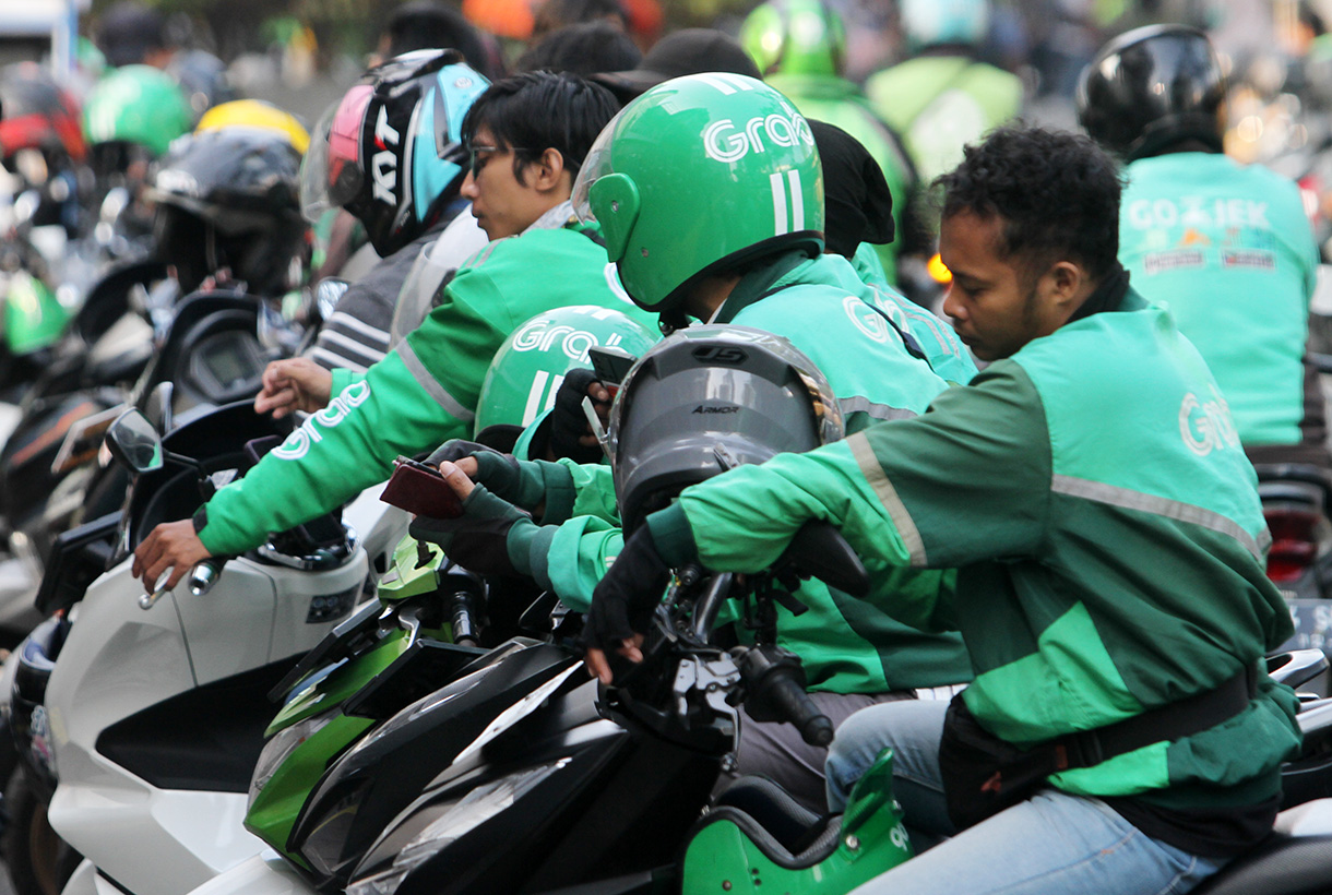 Sejumlah pengemudi ojek online menunggu orderan di Stasiun Sudirman, Jakarta. (BeritaNasional/Oke Atmaja).