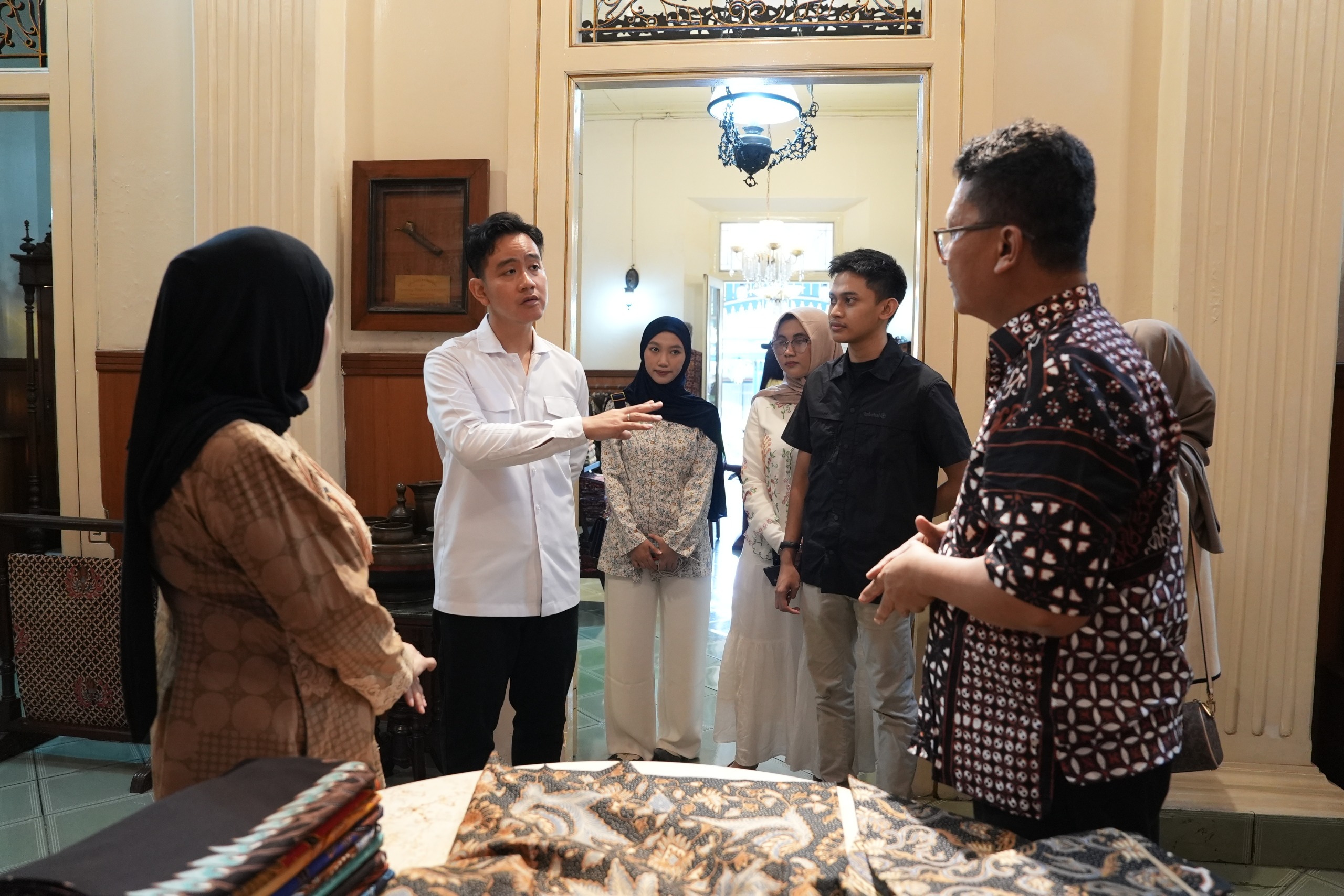 Wakil Presiden Gibran kunjungi Kampung Batik Kauman. (BeritaNasional/Elvis Sendouw/HO Setwapres)