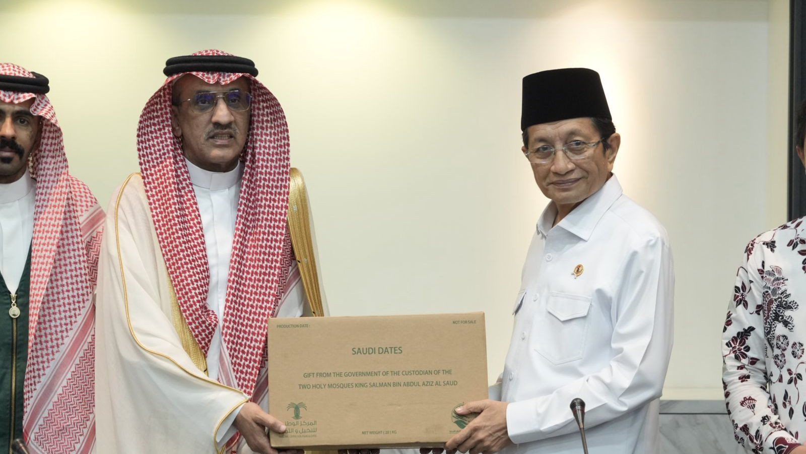 Menag Nasaruddin Umar (kanan) menerima kurma dari Raja Salman. (Foto/Kemenag)