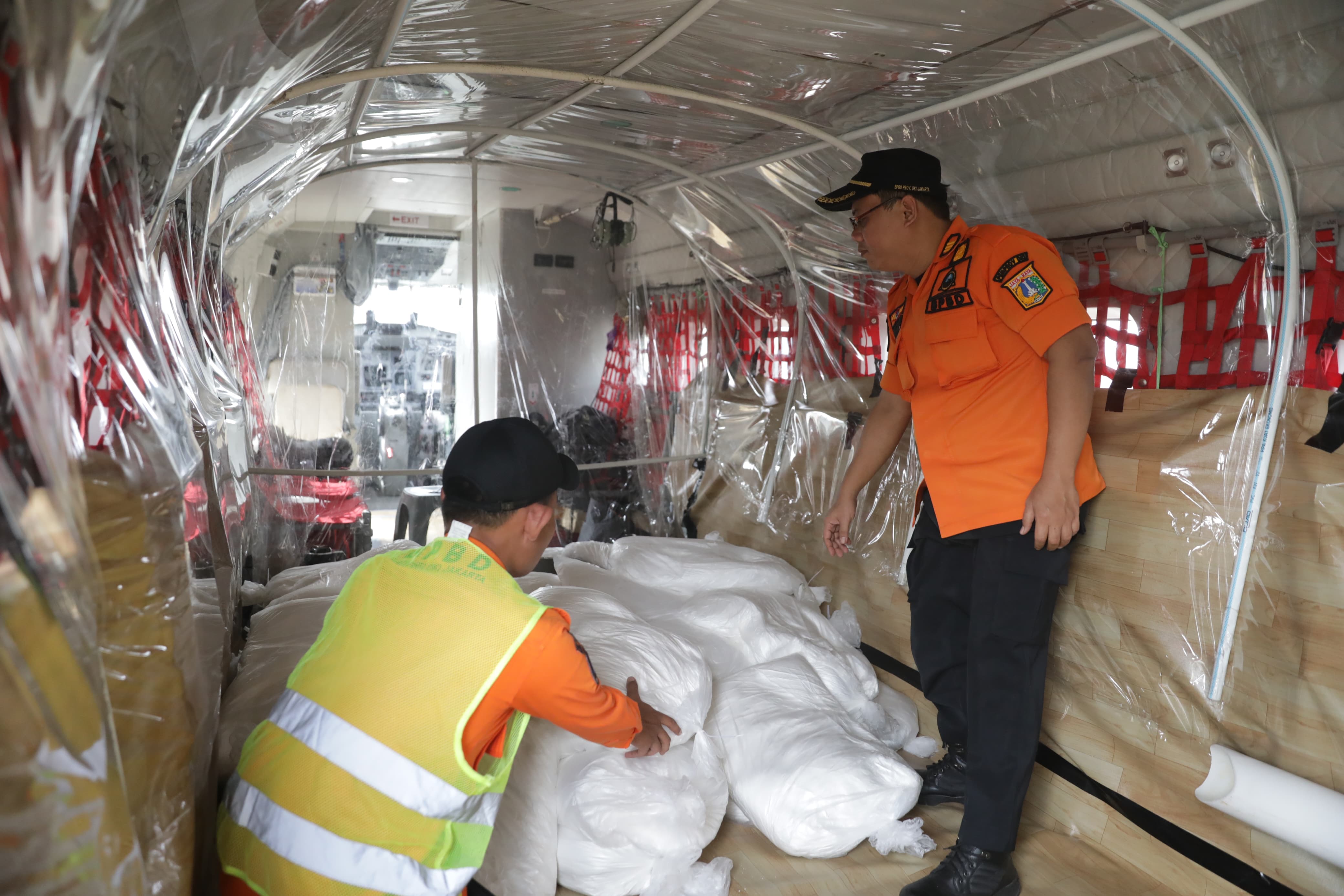 Petugas bersiap melakukan operasi modifikasi cuaca di Bandara Halim Perdanakusuma. (Foto/Istimewa)