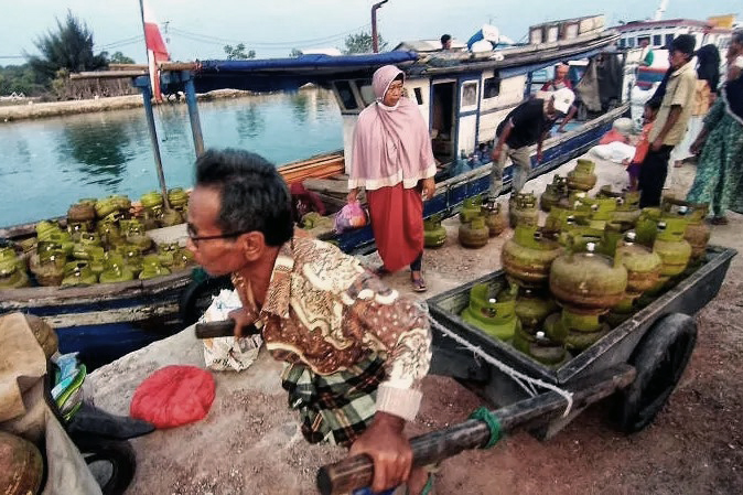 Suasana bongkar muat pendistribusian gas LPG 3 Kg. (BeritaNasional/Elvis Sendouw)