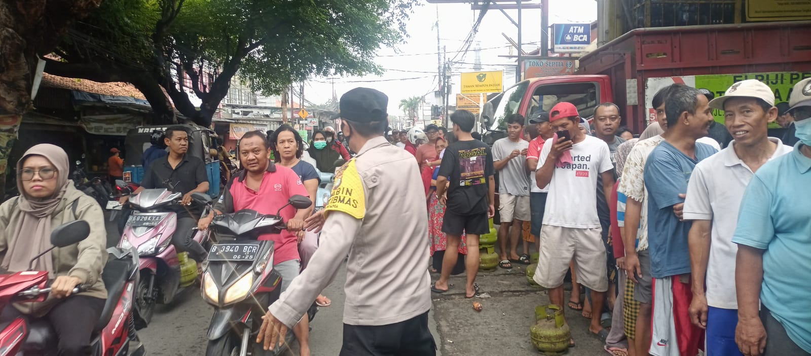 Sejumlah masyarakat sedang mengantre gas elpiji 3 kg. (Foto/istimewa).