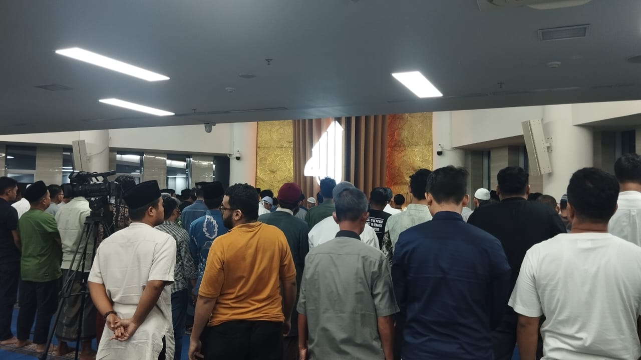 Suasana Salat Tarawih Perdana di Masjid At Tanwir PP Muhammadiyah. (BeritaNasional/Bachtiar).