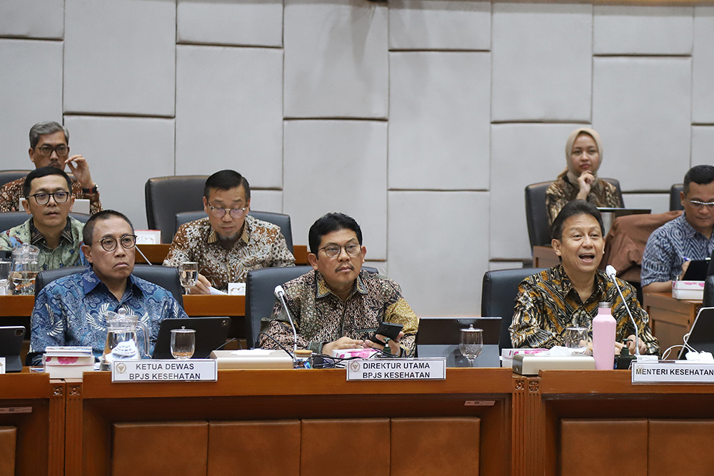 Dirut BPJS Ali Ghufron Mukti (tengah) saat raker bersama anggota DPR. (BeritaNasional/Elvis)