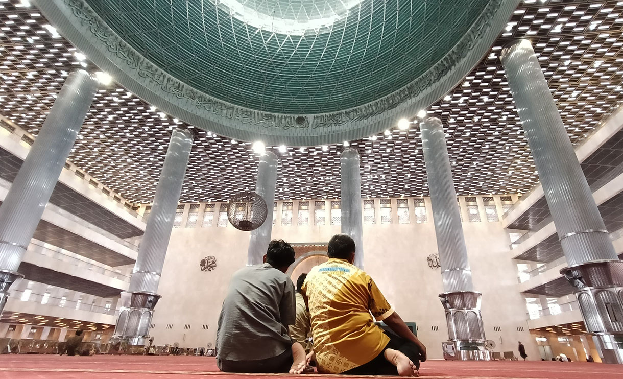 Ilustrasi beribadah di Masjid Istiqlal. (BeritaNasional/Oke Atmaja).