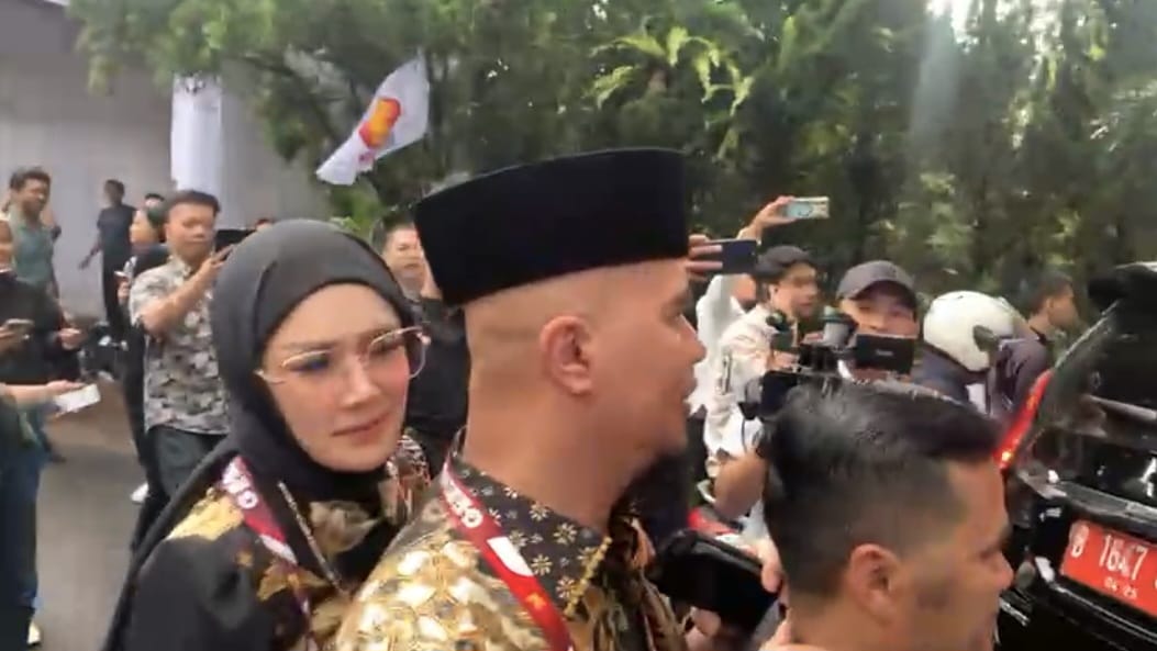 Momen Ahmad Dhani dan Mulan Jameela Bonceng 3 Tinggalkan Rumah Prabowo. (BeritaNasional/Ahda).