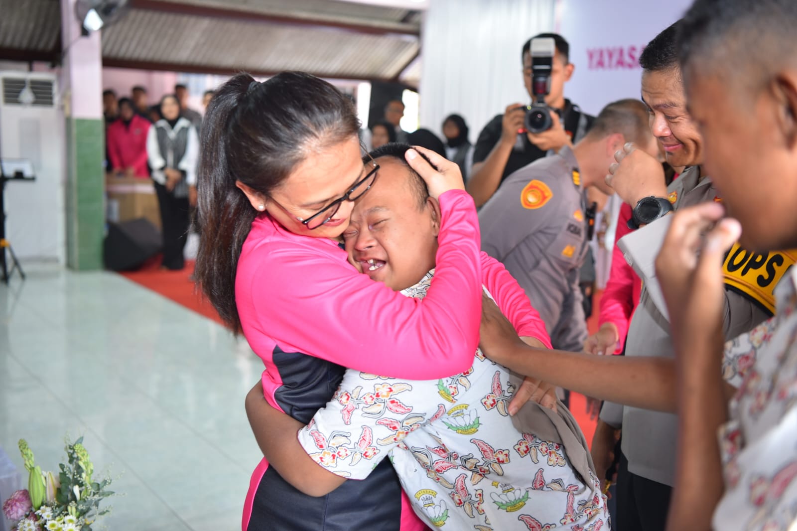 Ketua Pembina Yayasan Kemala Bhayangkari Juliati Sigit Prabowo, istri Kapolri Jenderal Listyo Sigit Prabowo, memeluk siswa tunagrahita, Muhammad Novian Dwi Kurnia. (Foto/Istimewa)