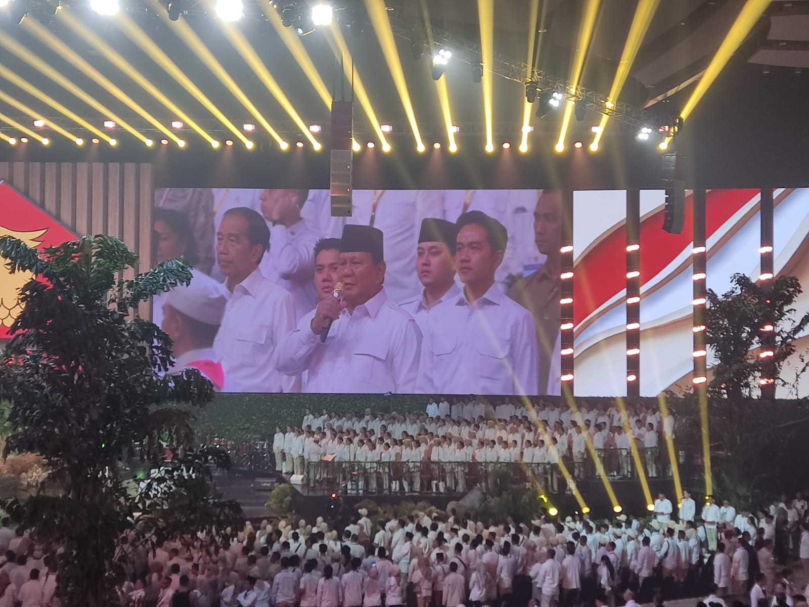 Momen Prabowo Duduk Berimpitan dengan Jokowi dan Gibran di Perayaan HUT Gerindra ke-17. (BeritaNasional/Ahda).