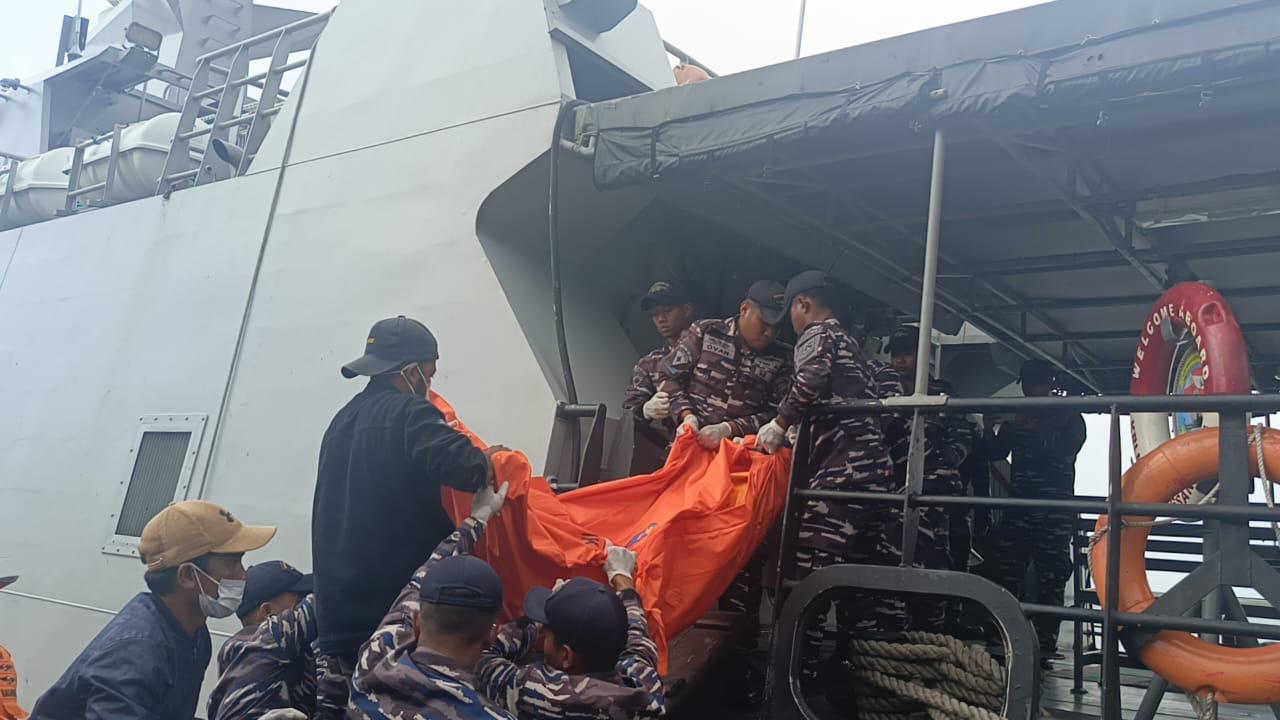 Prajurit TNI mengevakuasi jenazah jurnalis Metro TV. (Foto/Istimewa)