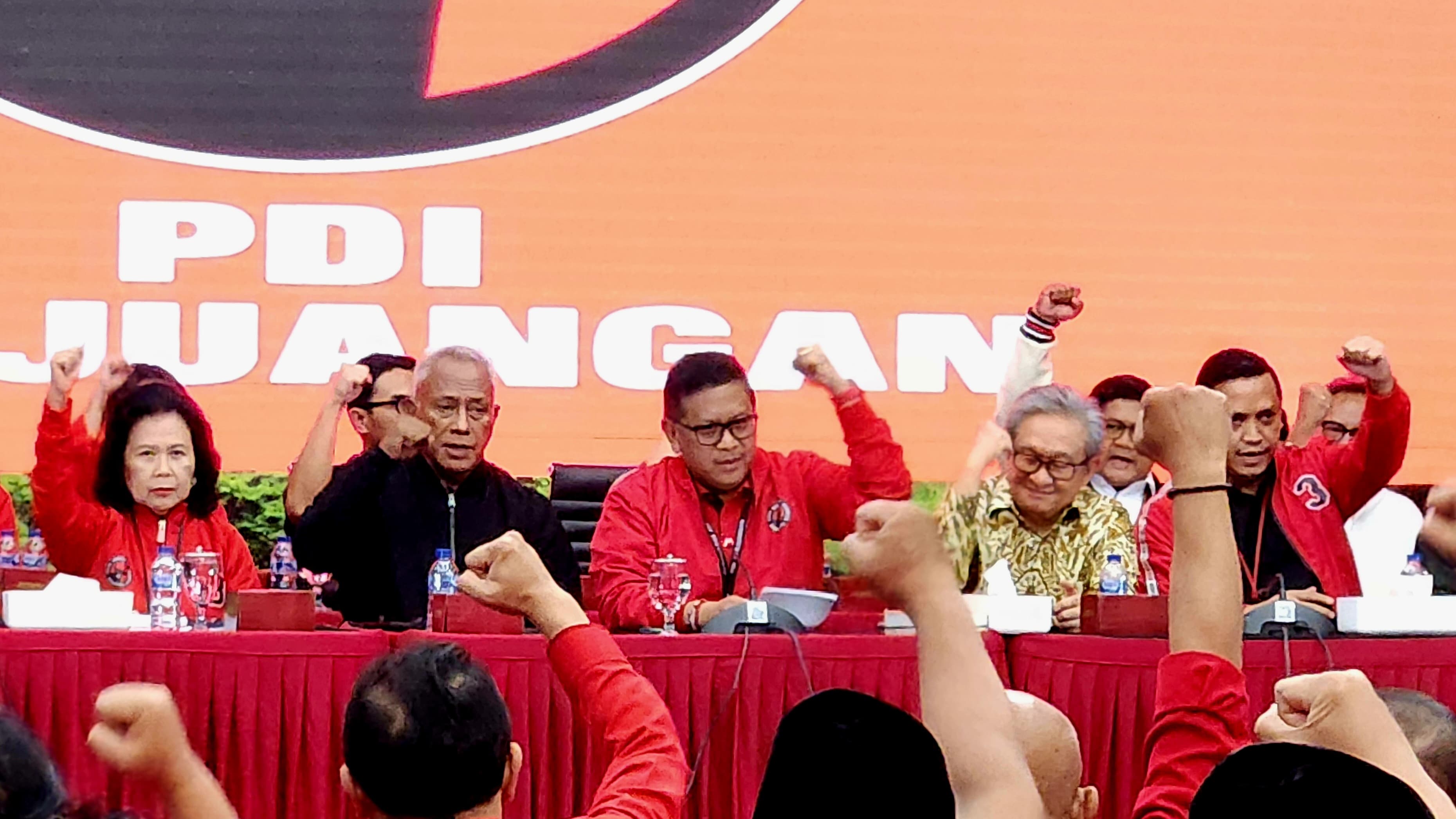 Sekjen PDIP Hasto Kristiyanto bersama penjabat partai lainnya. (BeritaNasional/Elvis)