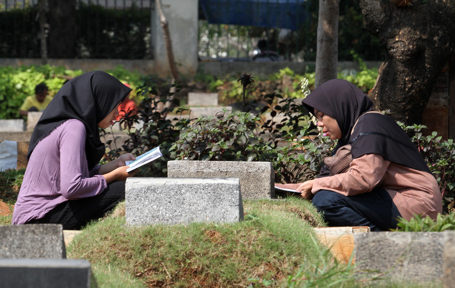 Sejumlah masyarakat melakukan ziarah kubur. (BeritaNasional/Oke Atmaja).