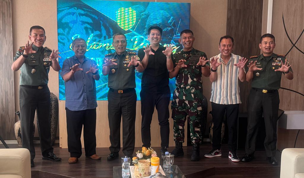 Panglima Kodam III/Siliwangi Mayjen TNI Dadang Arif Abdurahman (tiga dari kiri) berfoto bersama Sporting Director PT PERSIB Bandung Bermartabat Adhitia Putra Herawan. (Foto/persib.co.id)