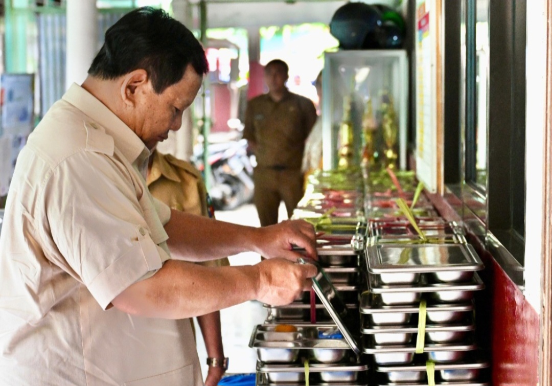 Presiden Prabowo Subianto memeriksa makanan bergizi yang diberikan kepada siswa SD di Bogor Jawa Barat. (BeritaNasional/dok Biro pers istana)