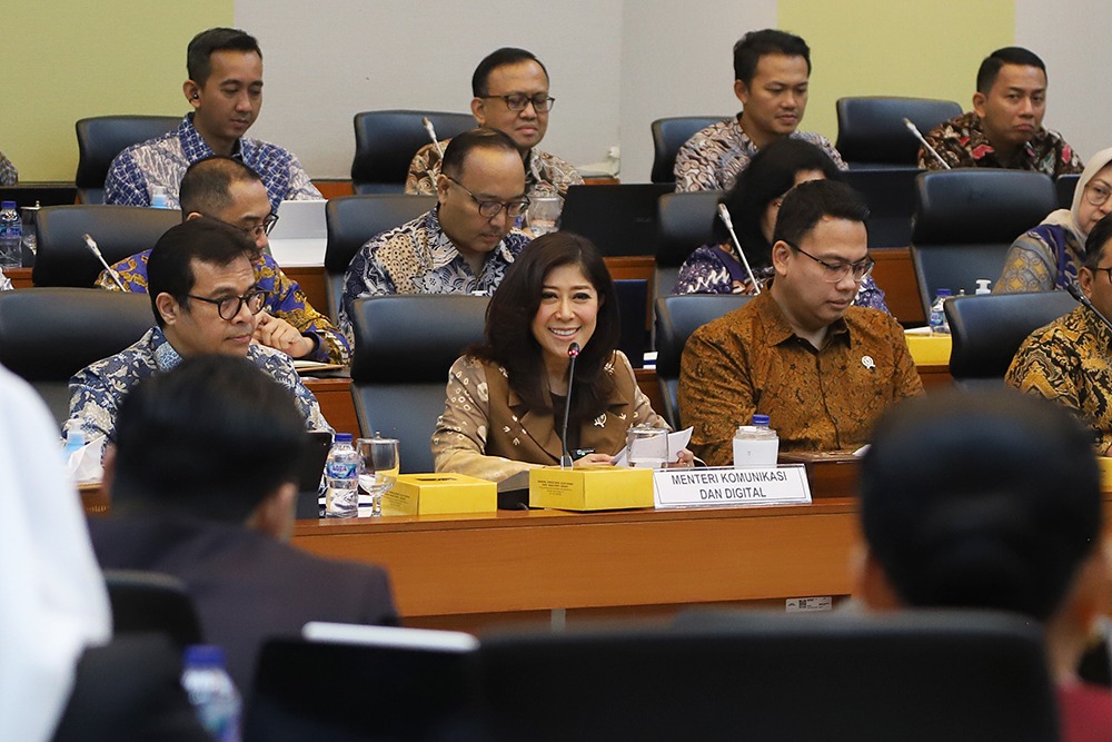 Menkomdigi Meutya Hafid saat rapat kerja dengan Komisi I DPR (BeritaNasional/Elvis)