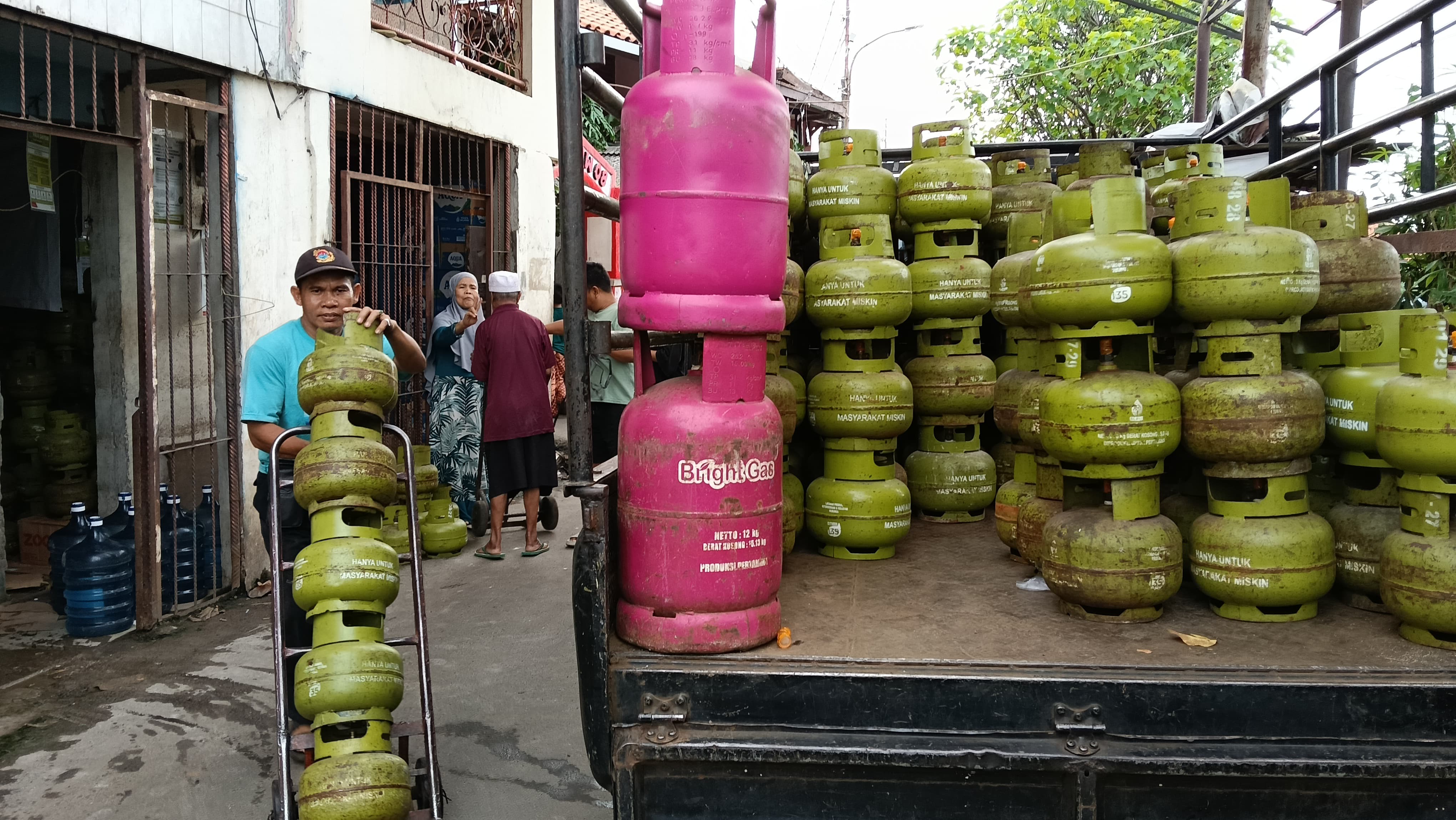 Penjual gas elpiji 3 Kg. (BeritaNasional/Oke Atmaja)