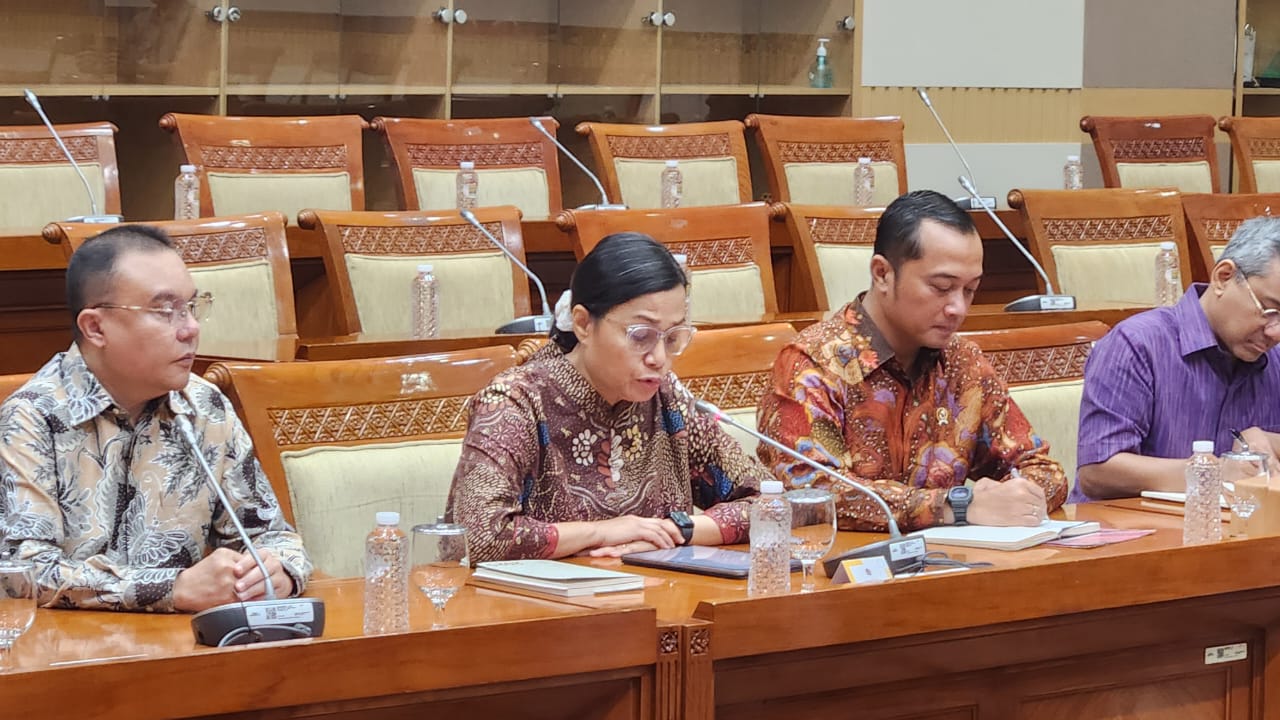 Menteri Keuangan (Menkeu) Sri Mulyani (tengah) saat jumpa pers bersama Pimpinan DPR. (BeritaNasional/Bachtiar).