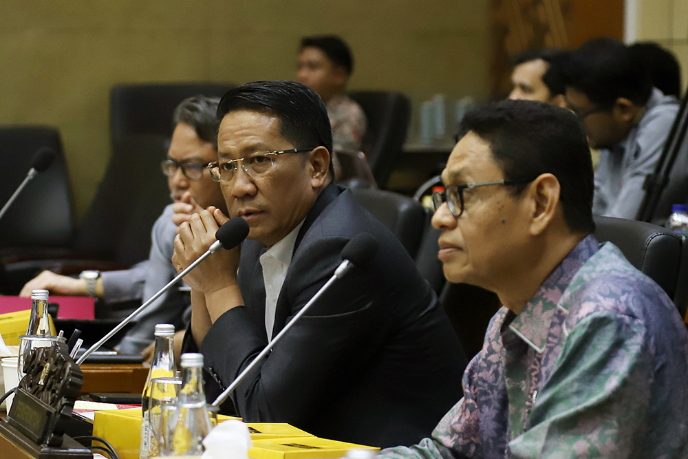 Menkumham Supratman Andi Agtas (kiri) saat rapat bersama anggota dewan di Gedung Parlemen. (BeritaNasional/Elvis)