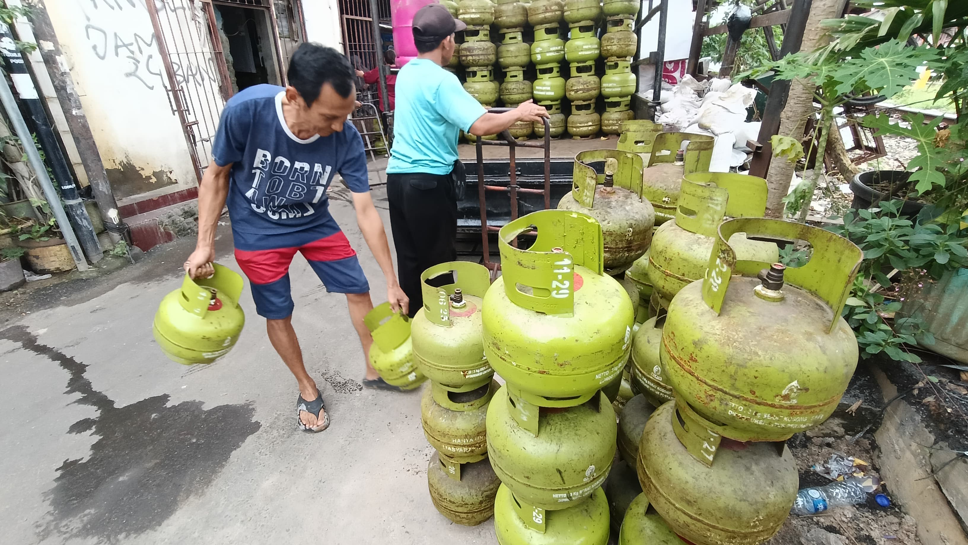 Konsumen membeli tabung gas elpiji 3 kg di pangkalan elpiji. (BeritaNasional/Oke Atmaja)