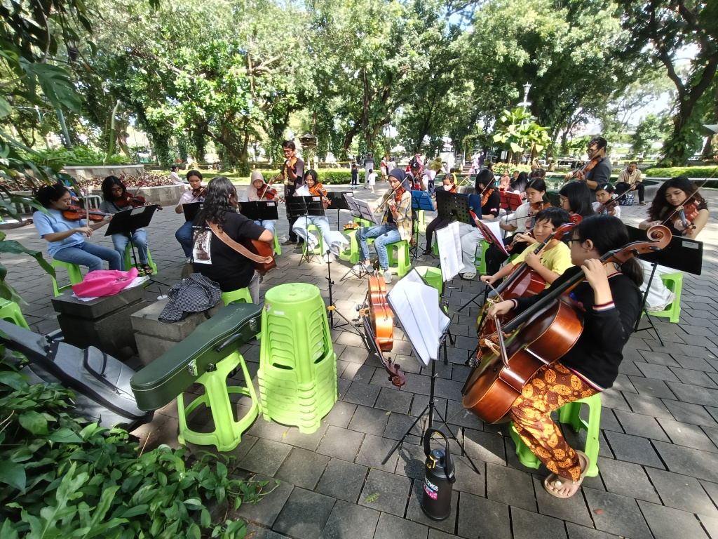 Warga bermain di Taman Suropati, Jakarta, Minggu (19/1/2024). (BeritaNasional.com/Oke Atmaja)