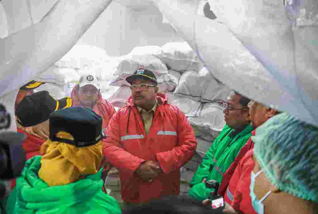 Wagub Rano Karno mengecek stok daging dan beras. (Foto/Pemprov Jakarta)