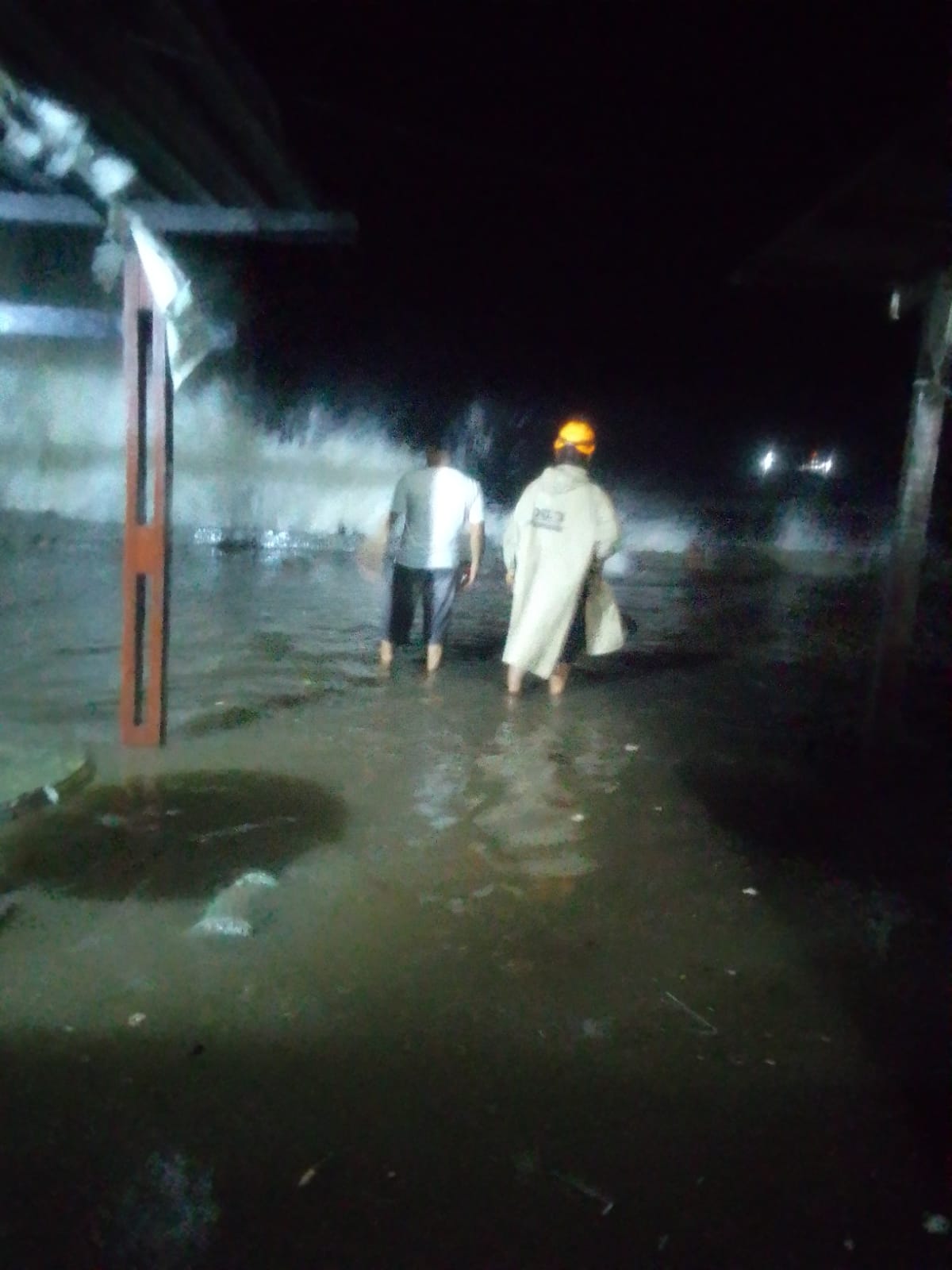 Banir rob melanda Desa Labuhan Sumbawa Kecamatan Labuhan Badas, Provinsi Nusa Tenggara Barat (BeritaNasional/BNPB).