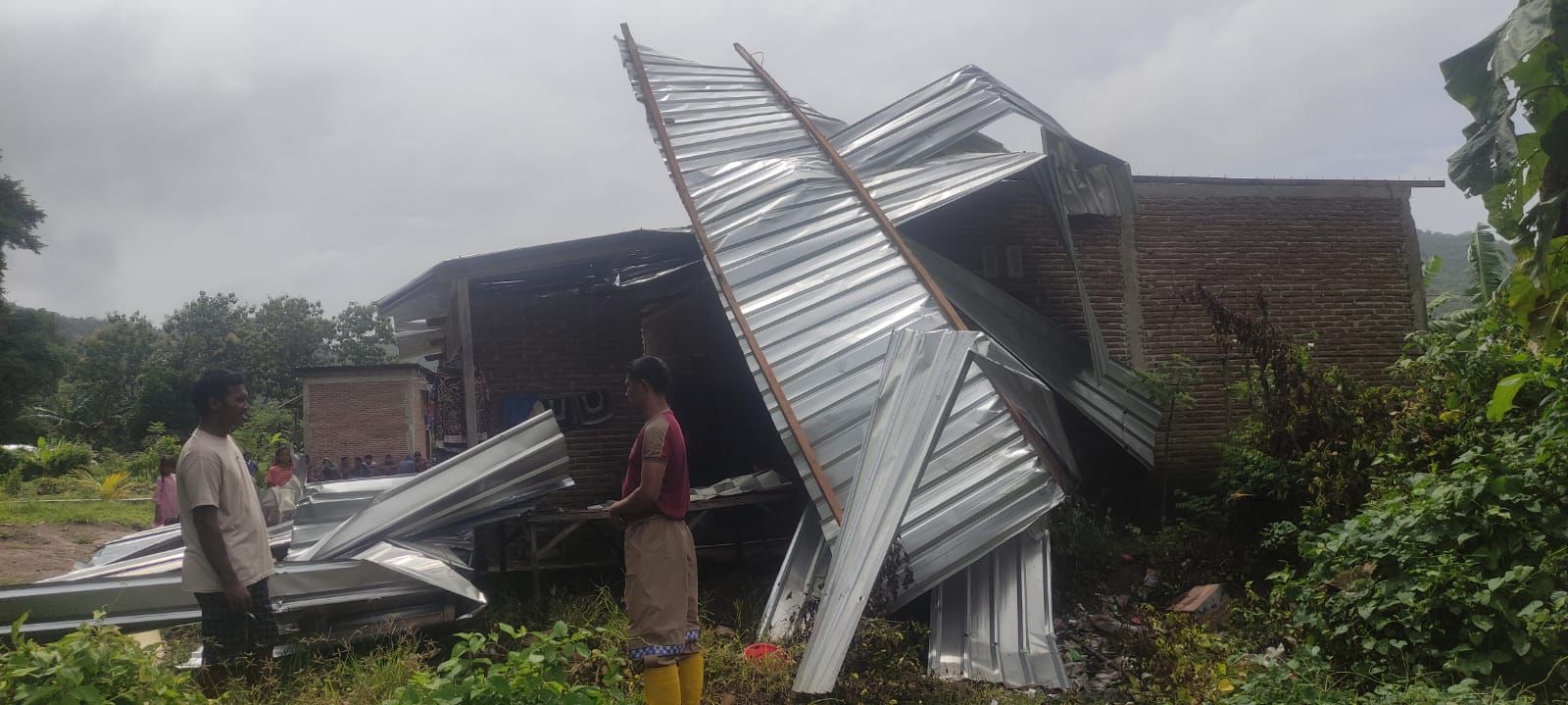 Rumah warga di Lumajang porak poranda diterpa angin kencang (BeritaNasional/BNPB)