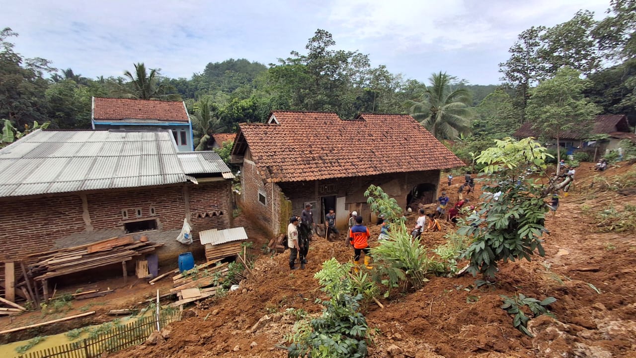 Tanah longsor yang melanda Kabupaten Cilacap, Jawa Tengah, Selasa (18/2) (BeritaNasional/BNPB)