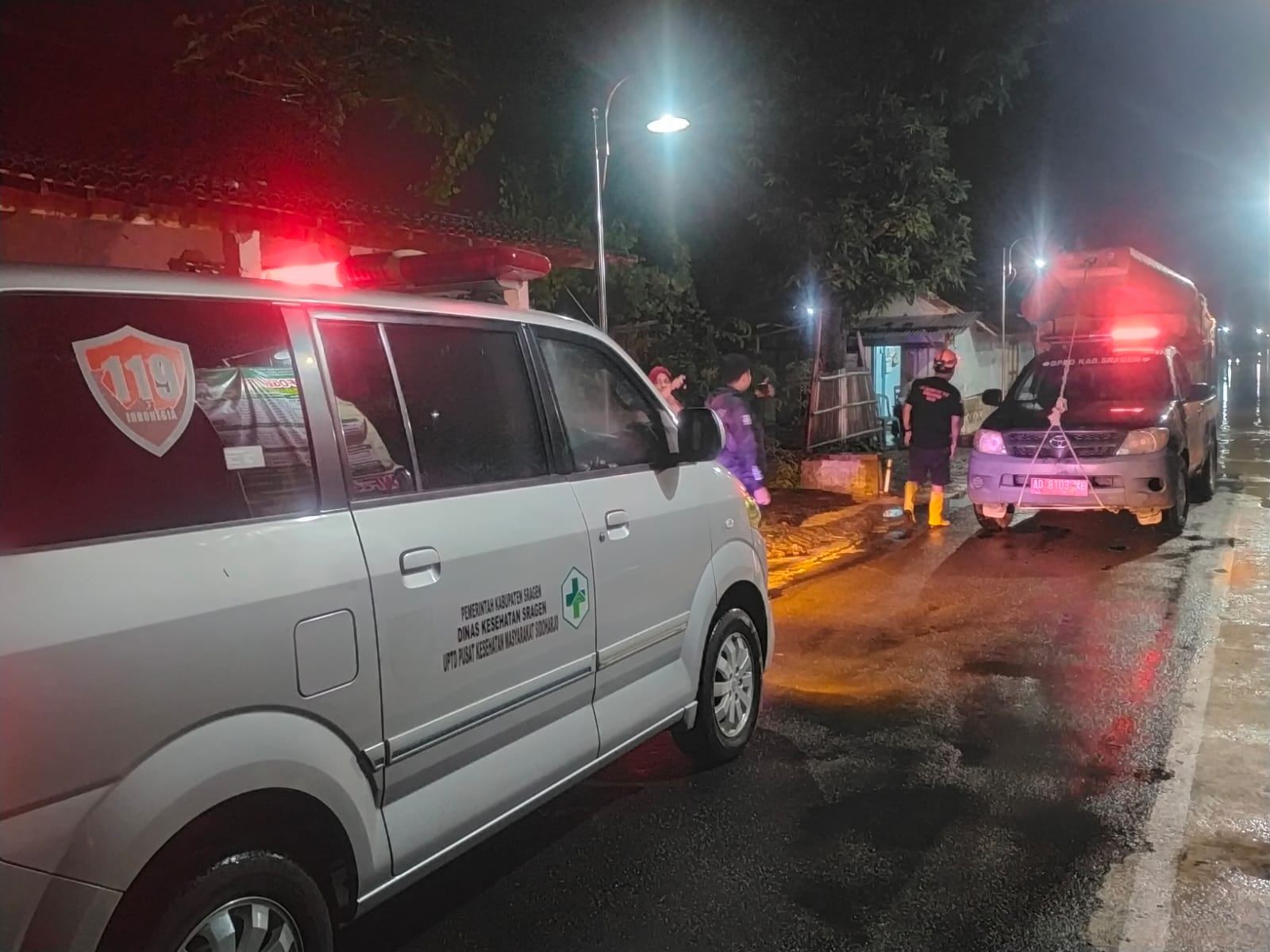 Banjir di Sregen Jawa Tengah. Tim BNPD menurunkan perahu karet (BeritaNasional/BNPB)