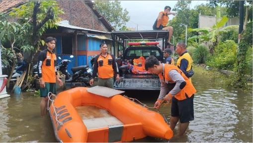 Tim BPBD Kabupaten Demak  melakukan pendataan dan penanganan banjir, di wilayah Kabupaten Demak,. BPBD Kabupaten Demak