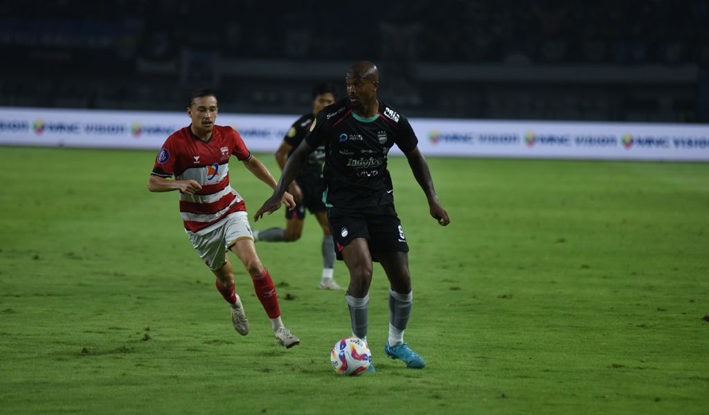 Penyerang Persib, Gervane Kastaneer, dibayangi pemain Madura United pada pertandingan pekan ke-24 Liga 1. (Foto/persib.co.id)