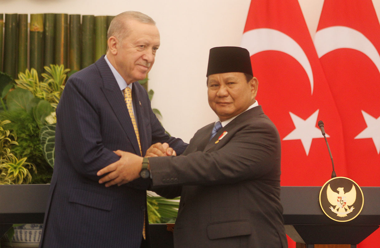 Presiden Prabowo Subianto (kanan) berjabat tangan dengan Presiden Turki Recep Tayyip Erdogan saat menyampaikan keterangan kepada wartawan usai melakukan pertemuan bilateral di Istana Bogor, Bogor, Jawa Barat, Rabu (12/2/2025). (Beritanasional.com/Oke Atmaja)